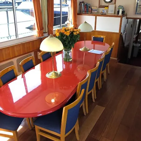 Hotelboot Zwaan Отель