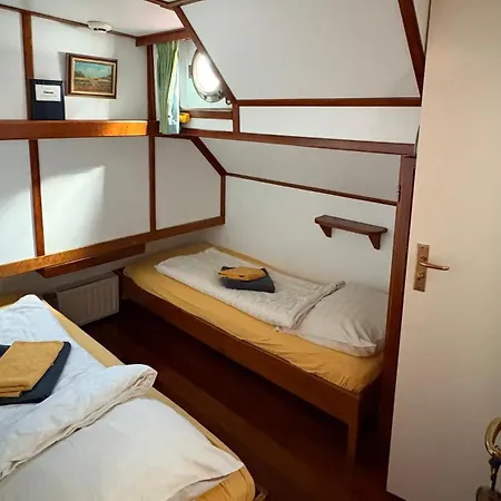 Hotelboot Zwaan Отель