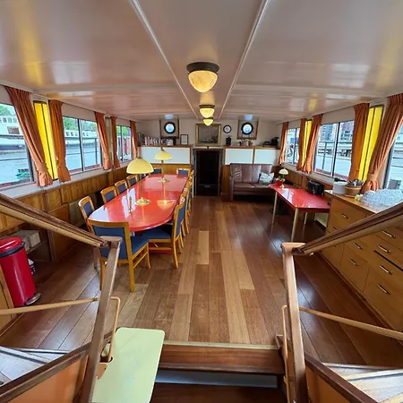 Hotelboot Zwaan * Амстердам