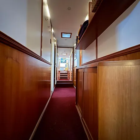 Отель Hotelboot Zwaan *