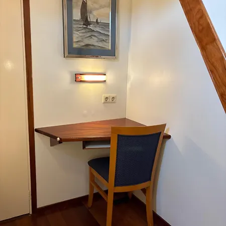 Hotelboot Zwaan Отель *