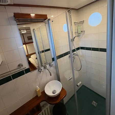 Hotelboot Zwaan Отель