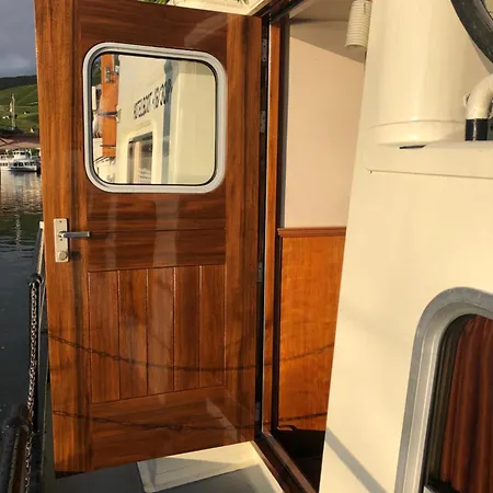 قارب زفان فندق *