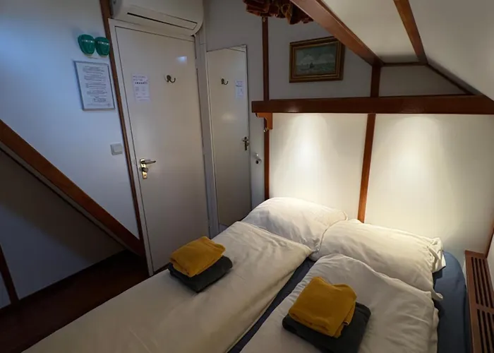 Hotelboot Zwaan * Amsterdam