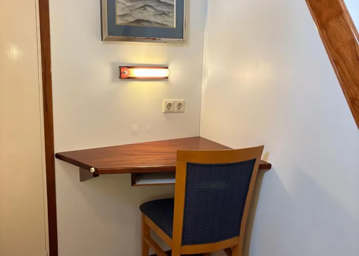 Hotelboot Zwaan Hotell *