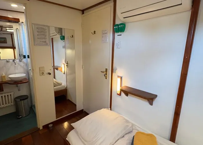 Hotelboot Zwaan Hotell *