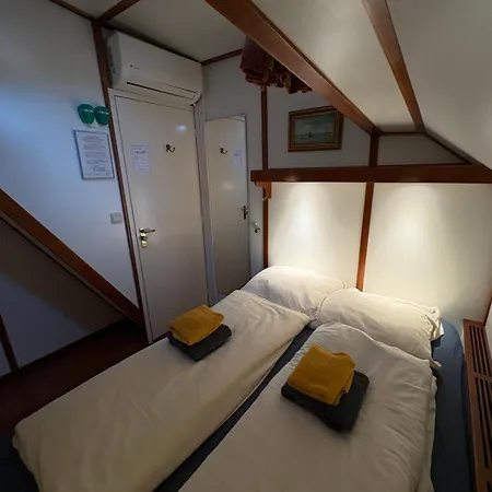 Hotelboot Zwaan * Amsterdam