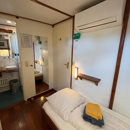 Hotelboot Zwaan Отель *